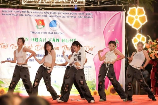 Phố đi bộ Bạch Đằng sôi động sau hơn 1 tháng dừng hoạt động