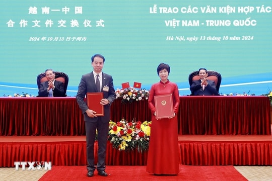 Thủ tướng Việt Nam và Trung Quốc chứng kiến trao văn kiện hợp tác giữa hai nước