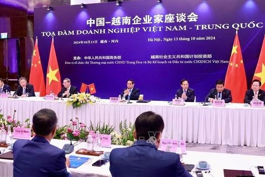 Vietnamese, Chinese leaders urge businesses to strengthen economic ties