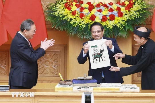 Thủ tướng Việt Nam và Trung Quốc trải nghiệm in tranh Đông Hồ