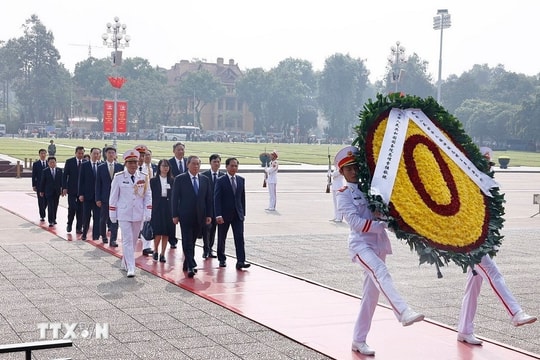 Thủ tướng Trung Quốc Lý Cường vào Lăng viếng Chủ tịch Hồ Chí Minh