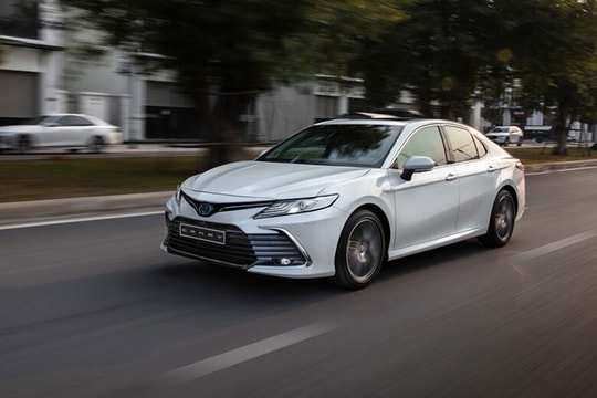 Xe sedan cỡ D giá 1 tỷ: Đồng loạt tăng trưởng