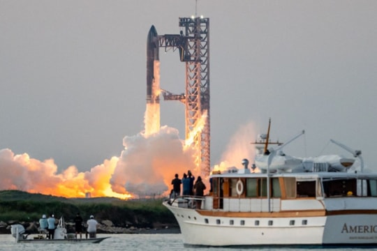 Tên lửa mạnh nhất của SpaceX thu hồi tầng đẩy thành công