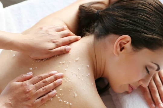 Nên tẩy tế bào chết trước hay sau khi tắm?