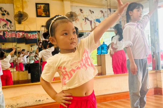 Cô bé 4 tuổi ở Hải Dương sớm bộc lộ năng khiếu nghệ thuật
