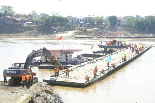 Khẩn cấp tháo cầu phao Phong Châu do nước sông lên cao