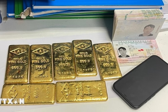 Giấu 7 miếng vàng trong người khi nhập cảnh tại sân bay Nội Bài