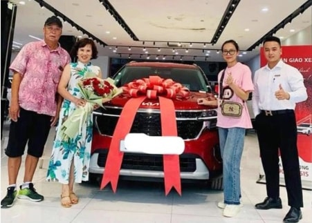 Tiền vệ Hoàng Đức mua xe tặng bố mẹ
