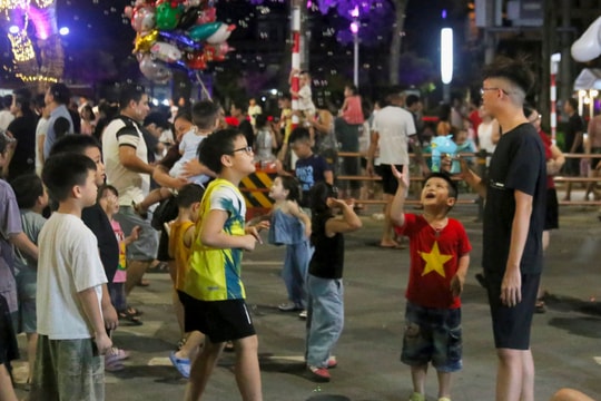 Lần đầu mở vào tối thứ sáu, phố đi bộ Hải Dương nhộn nhịp