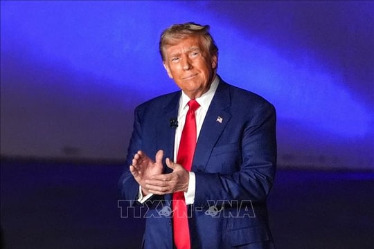 Ông Trump dẫn trước bà Harris ở các bang chiến địa