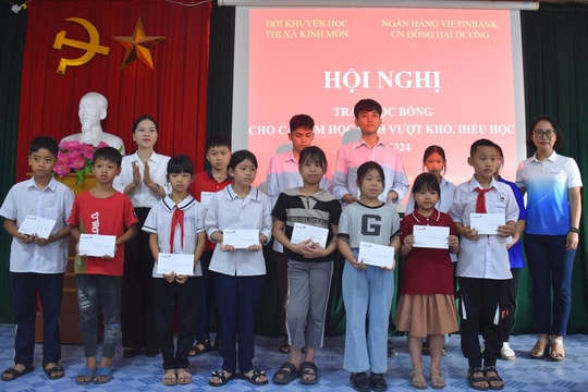 20 học sinh nghèo vượt khó ở Kinh Môn nhận học bổng