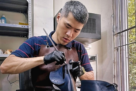 Kỹ sư IT bỏ việc lương nghìn đô để theo nghề đánh giày