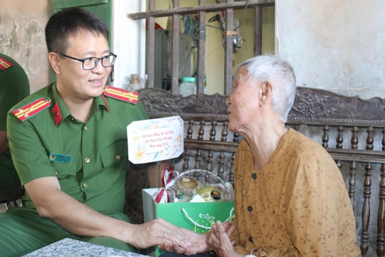 Công an huyện Thanh Hà thăm 2 người phụ nữ đặc biệt