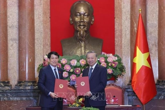 Tổng Bí thư Tô Lâm và Chủ tịch nước Lương Cường bàn giao công tác của Chủ tịch nước