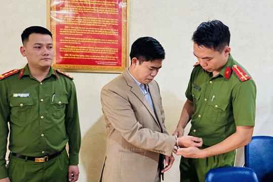Hiệu trưởng để học sinh nội trú ăn 'cơm chan mì tôm' bị bắt