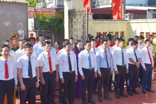 Thị ủy Kinh Môn dâng hoa kỷ niệm 79 năm ngày thành lập Chi bộ Đảng đầu tiên