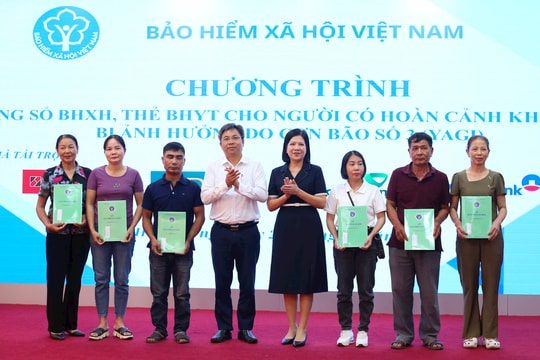 Tặng sổ bảo hiểm xã hội, thẻ bảo hiểm y tế cho người dân Hải Dương khó khăn do bão