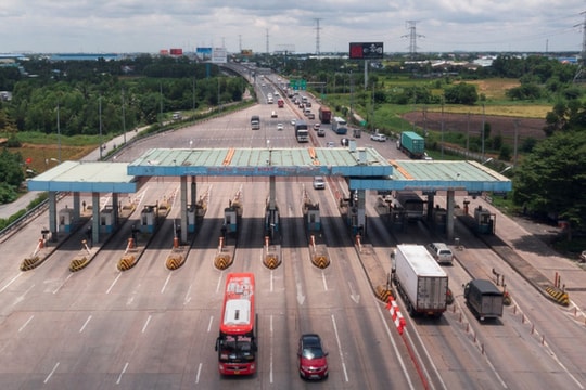 Tại sao đã nộp phí đường bộ vẫn mất tiền khi đi cao tốc?