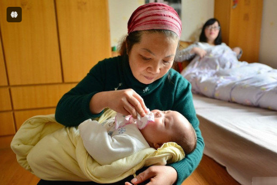 Mớm cháo cho cháu