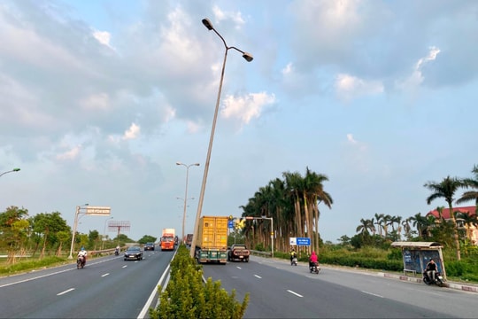 Cột đèn cao áp trên quốc lộ 5 bị nghiêng