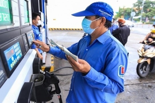 Giá xăng dầu giảm, RON 95-III về sát 19.000 đồng một lít