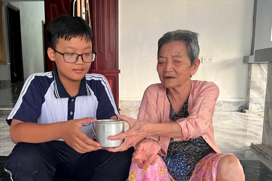Cụ bà 90 tuổi ở Thanh Miện không được vào nhà sau khi đi tránh lũ về