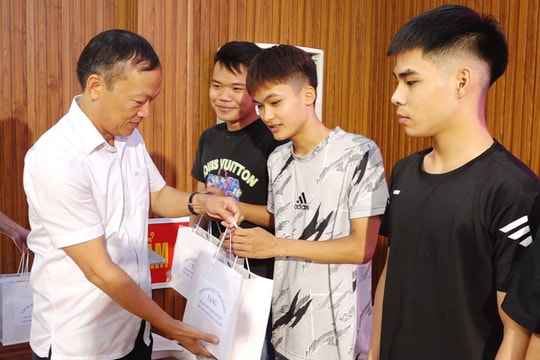 Cẩm Giàng biểu dương 118 thanh niên viết đơn tình nguyện nhập ngũ