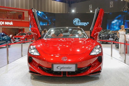 MG Cyberster, xe điện mui trần giá 3,2 tỷ đồng