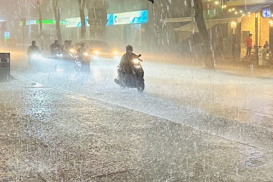 Bão số 6 gây mưa lớn ở 5 tỉnh, thành phố miền Trung