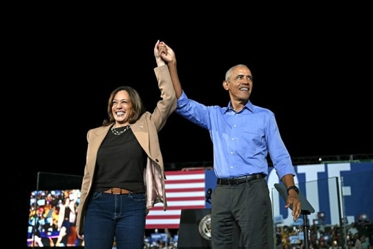 Bà Harris vận động tranh cử cùng ông Obama, thu hút cử tri da màu ở bang chiến trường