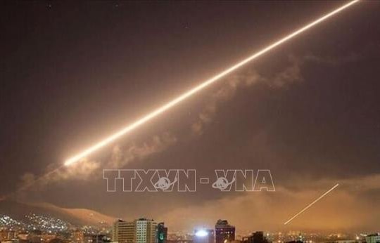 Israel tấn công đồng loạt Syria, Iran