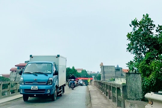 Tạm dừng phương tiện lưu thông qua cầu Cậy và 2 cầu khác để thử tải