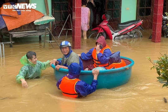 Nước chạm nóc nhà, hàng nghìn hộ dân ở Quảng Bình bị cô lập