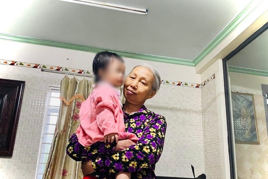 Bé gái hơn 1 tuổi bị bỏ rơi ở khu vực chợ Trạm Bóng