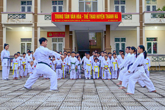 Nhiều người ở Thanh Hà tập karate