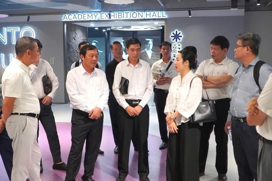 Đồng chí Lê Văn Hiệu khảo sát mô hình liên kết đào tạo nhân lực ở Thâm Quyến (Trung Quốc)