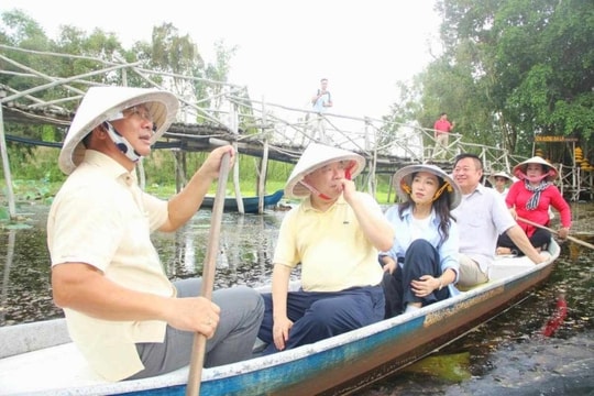 Bí thư Tỉnh ủy Long An chèo xuồng đưa Tổng lãnh sự Hàn Quốc ngắm cảnh sông nước miền Tây