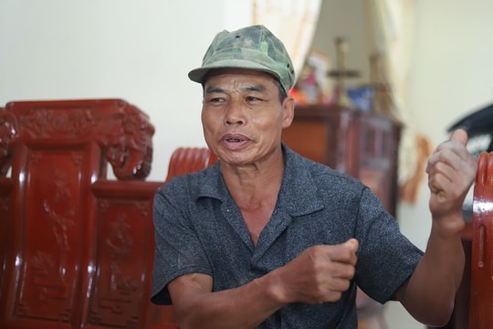 12 tiếng bám cột đèn sinh tồn giữa dòng nước lũ