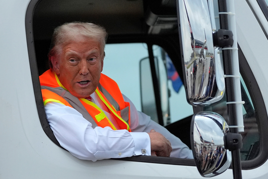 Ông Trump đi vận động tranh cử trên xe rác