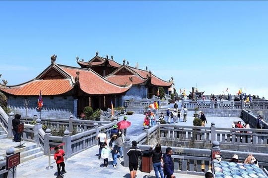 Du khách háo hức trải nghiệm 'Chạm Sa Pa - Chạm những tầng mây'