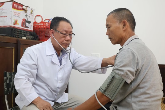 Nhân viên y tế khu dân cư phấn khởi chờ nhận hỗ trợ hằng tháng