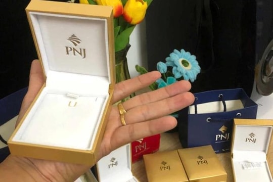 Nhộn nhịp 'chợ' vỏ hộp trang sức cho ngày cưới