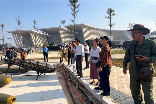 Ấn tượng và tự hào khi tham quan Bảo tàng Lịch sử quân sự Việt Nam