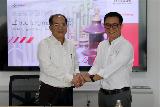 Điện lực Hải Dương tiếp nhận 4 máy biến áp từ Hitachi Energy Việt Nam