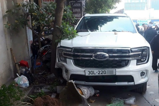 Tạm giữ lái xe ô tô lao vào đoàn người đưa tang khiến 1 người tử vong ở Hà Nội