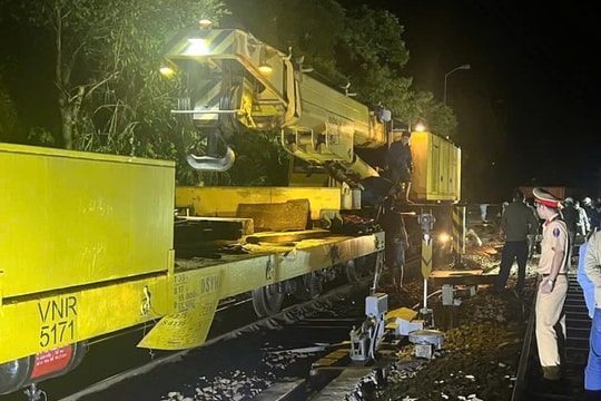 Tàu hỏa trật bánh trên đèo Hải Vân, đường sắt Bắc - Nam lại gián đoạn