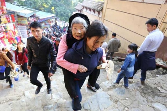 Con dâu cõng mẹ