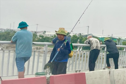 Nhiều người vẫn đứng trên cầu Bình câu cá, gây mất an toàn giao thông