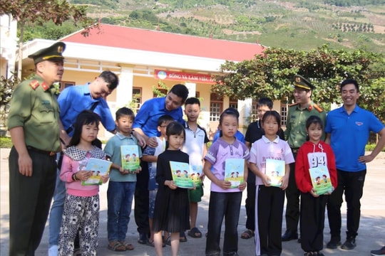 Tuổi trẻ Hải Dương tặng quà các em nhỏ ở Điện Biên, Sơn La