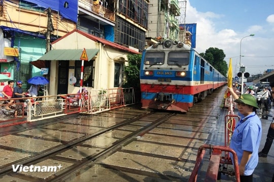 Thực hiện sửa chữa, bổ sung đầy đủ hệ thống tín hiệu tại 184 đường ngang có người gác